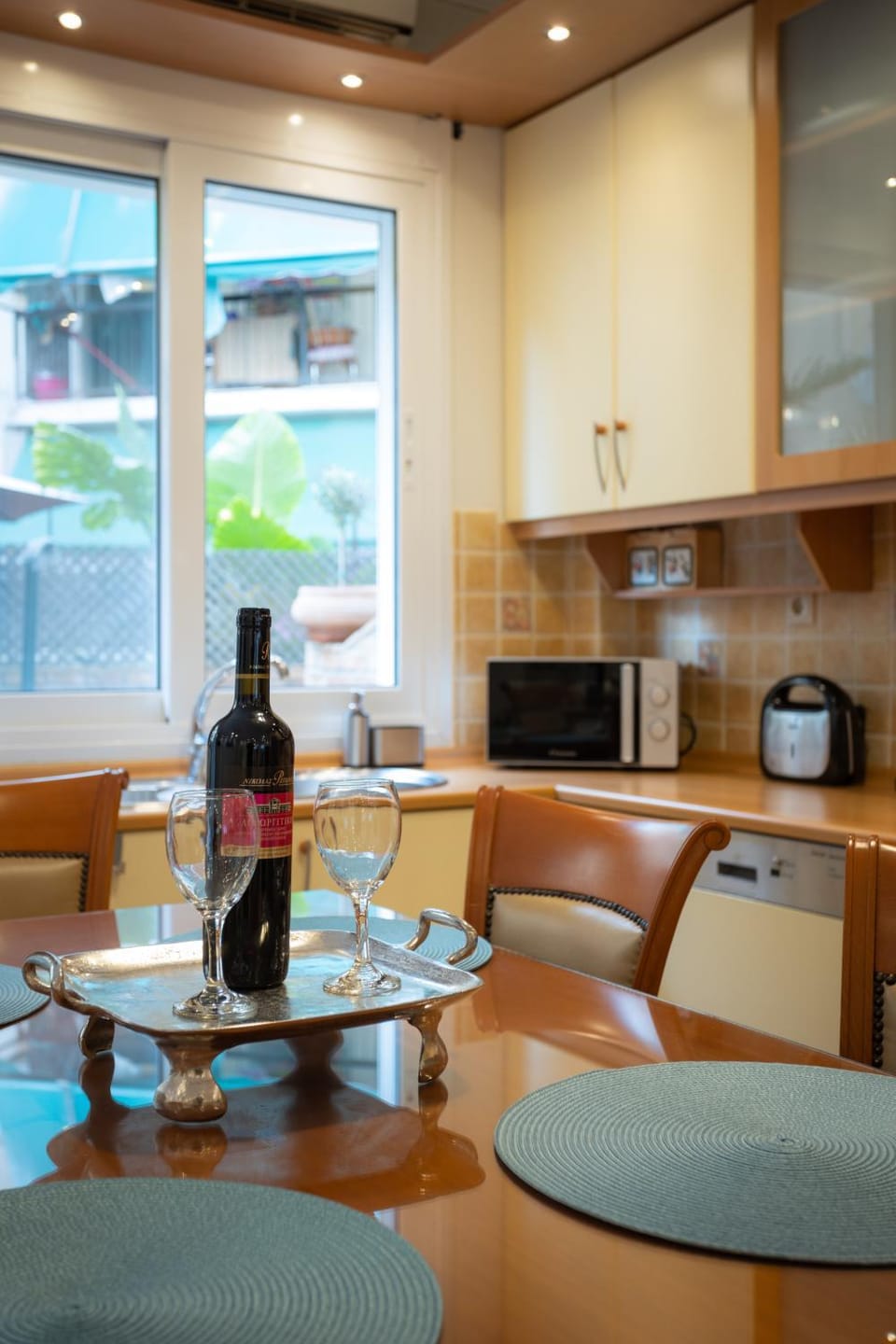 Kitchen or kitchenette, Dining area, minibar