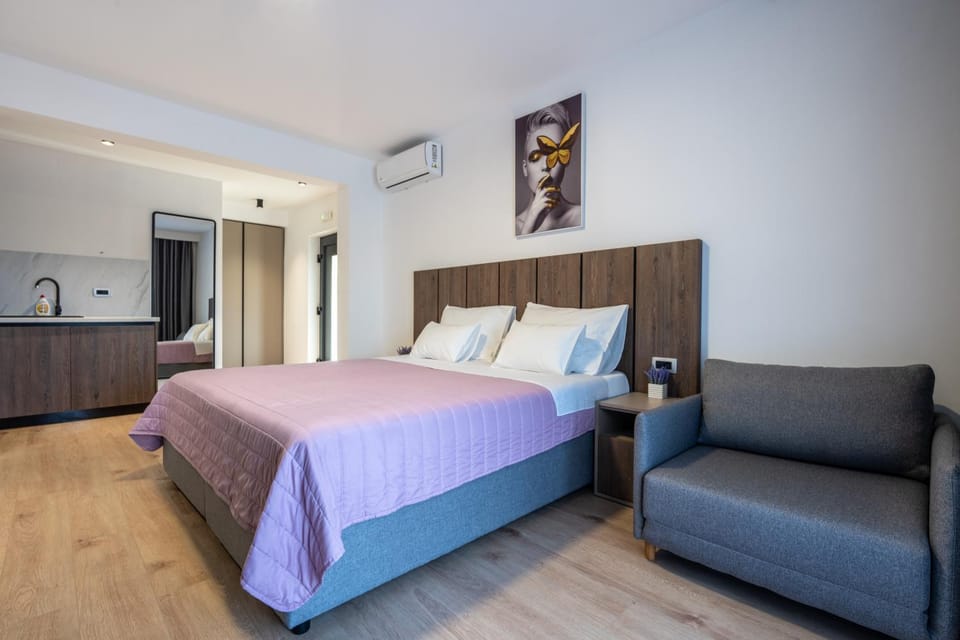 Photo of the whole room, Bedroom