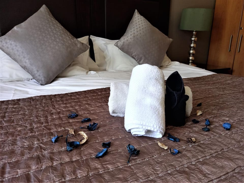 Bed, towels