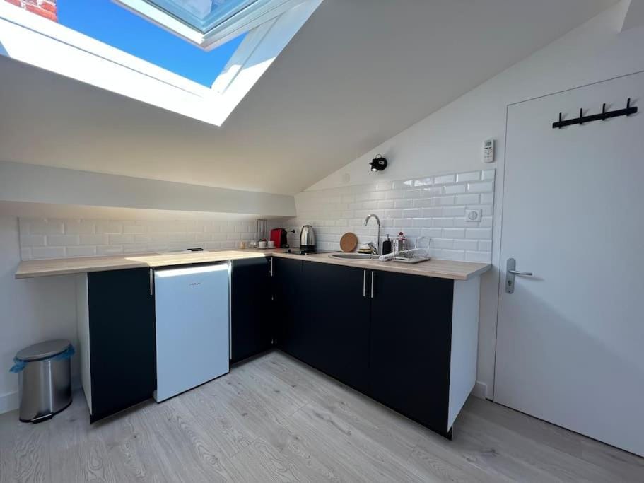 Kitchen or kitchenette, minibar, stove