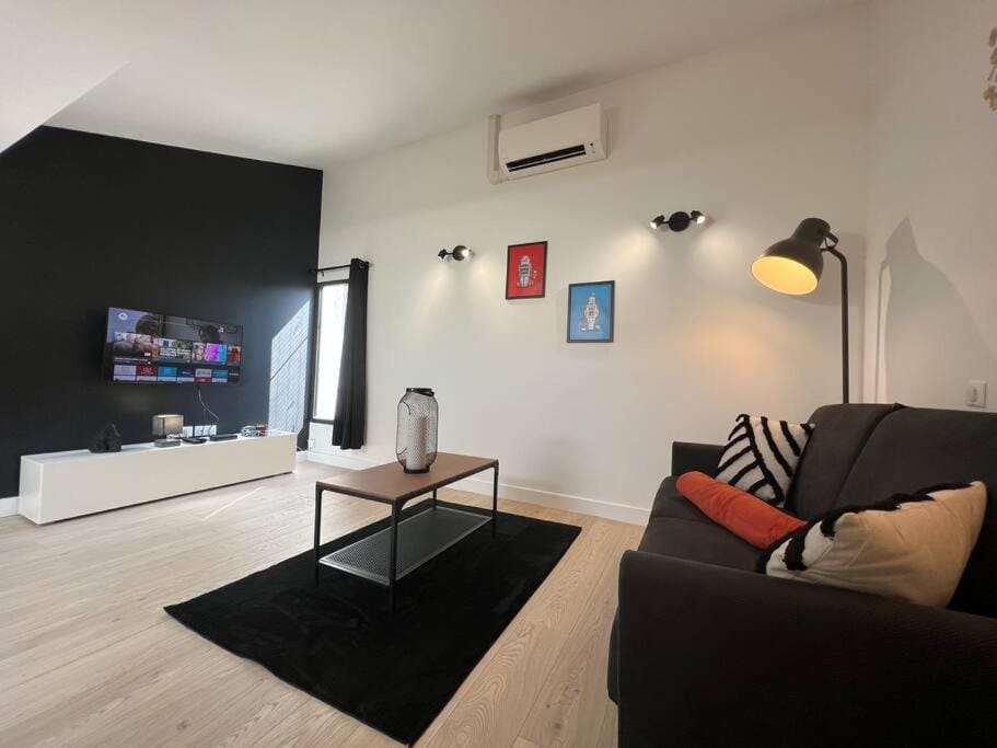 Communal lounge/ TV room, TV and multimedia, Living room, Seating area, air conditioner