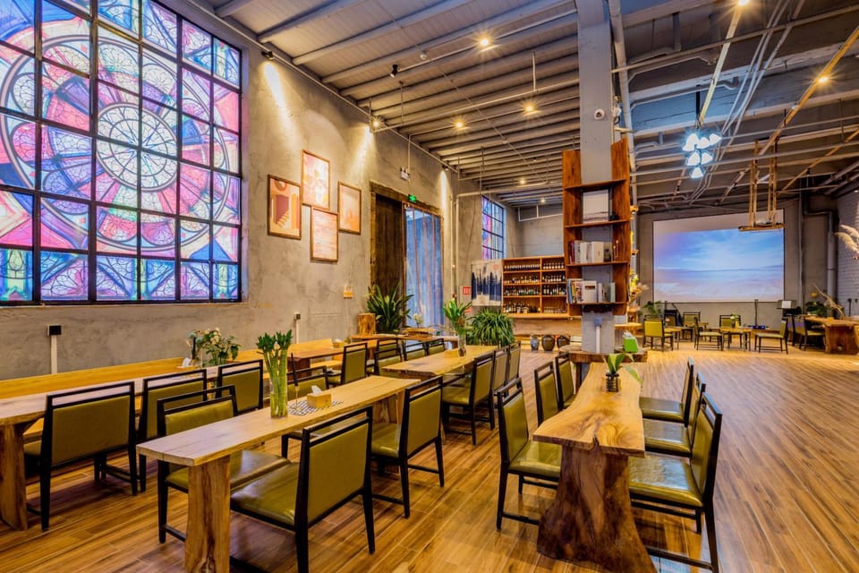 Restaurant/places to eat, Living room, Banquet/Function facilities, Seating area