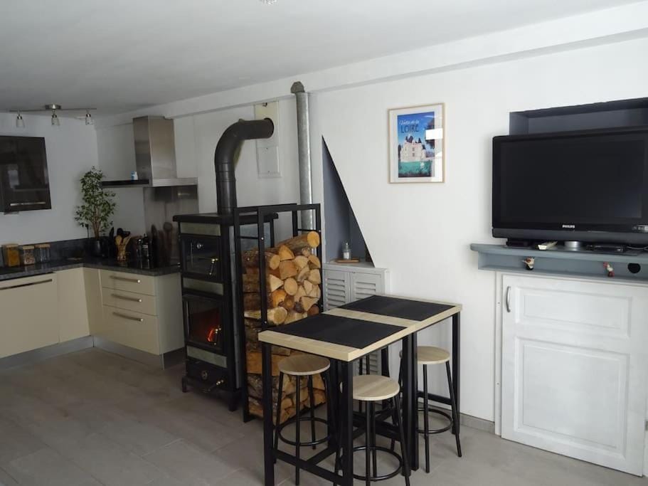 TV and multimedia, Dining area, stove
