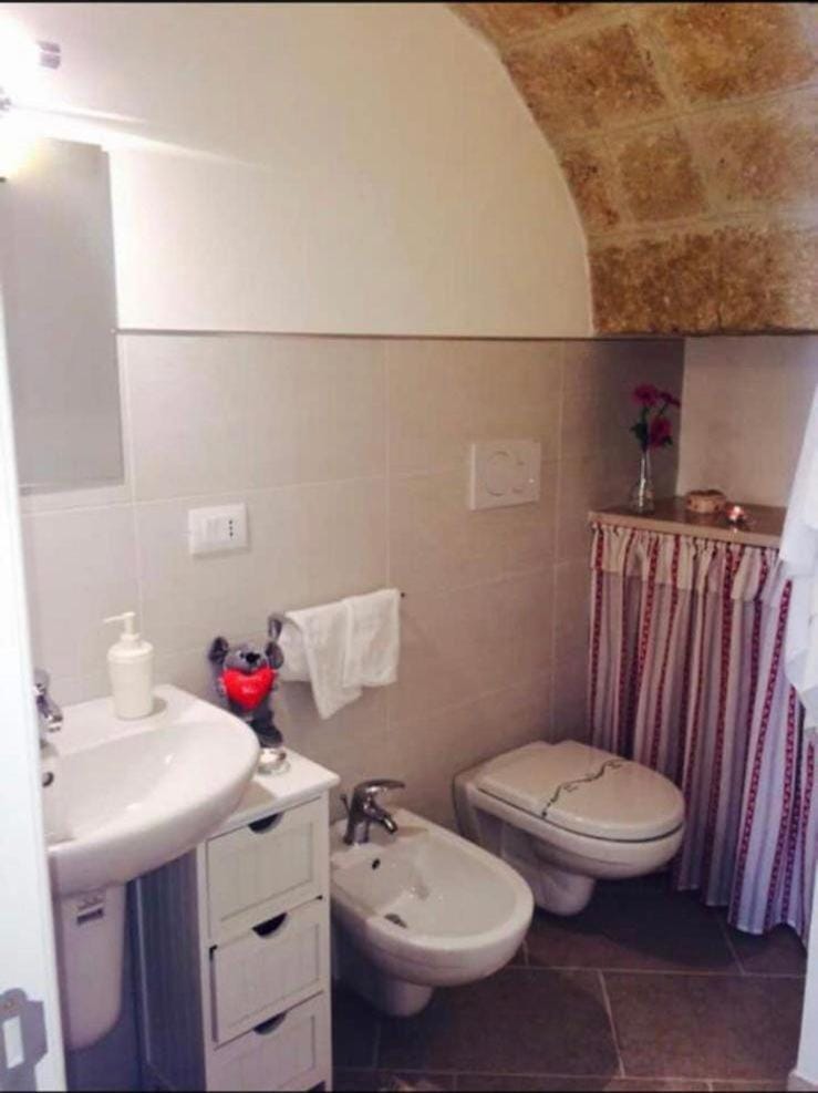 Toilet, Bathroom, bidet, towels