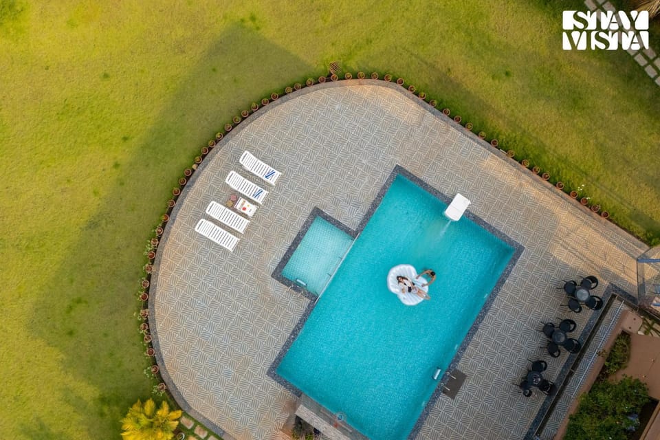 Swimming pool, sunbed