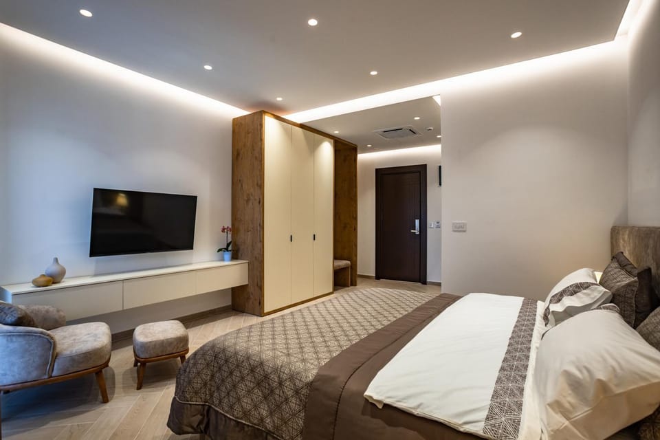 Bed, TV and multimedia, Bedroom, hair dresser