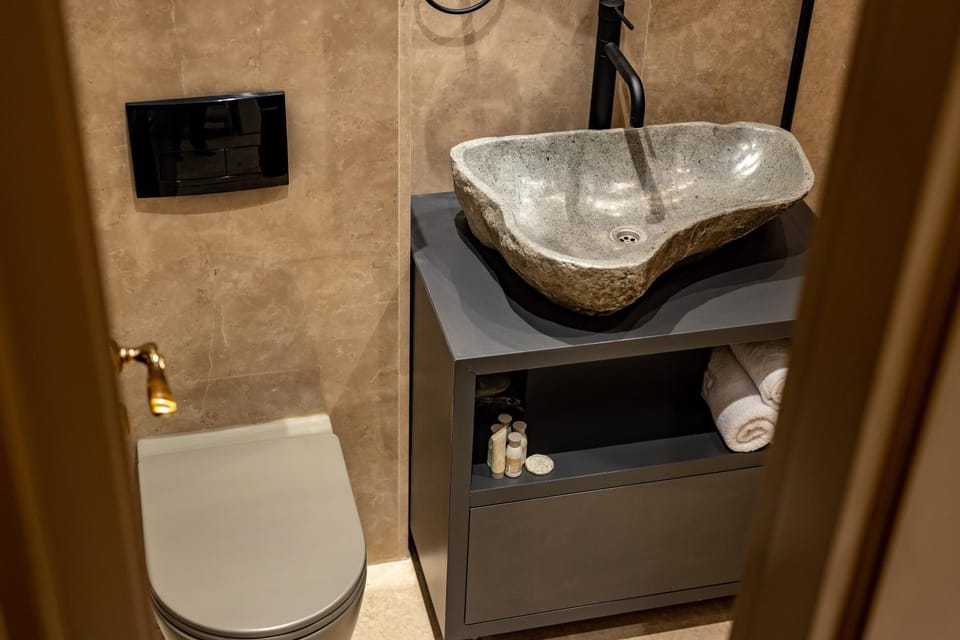 Toilet, Bathroom, towels
