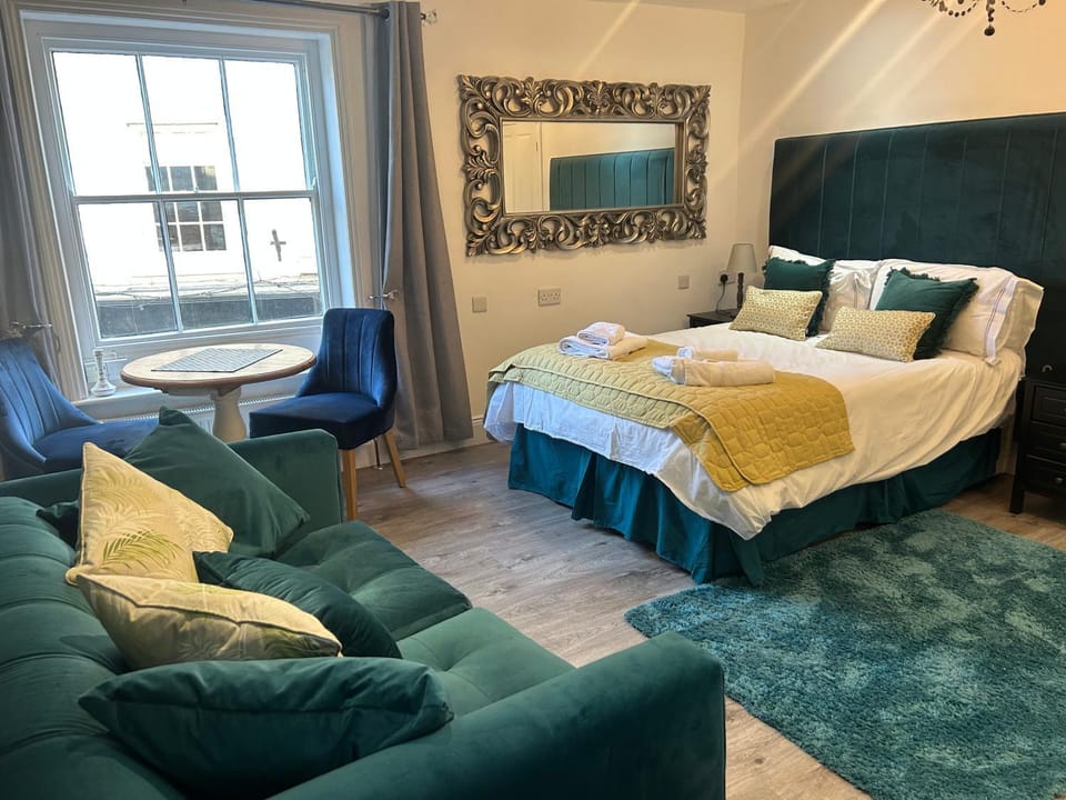 Bed, Photo of the whole room, Seating area, Bedroom