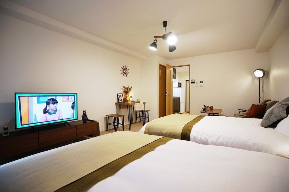 Bed, TV and multimedia, Bedroom