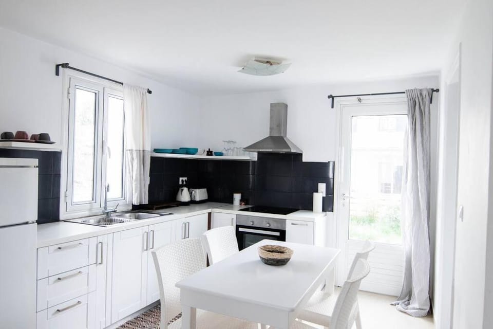 White wave villa, 3min walk from beach Apartment in Kamari