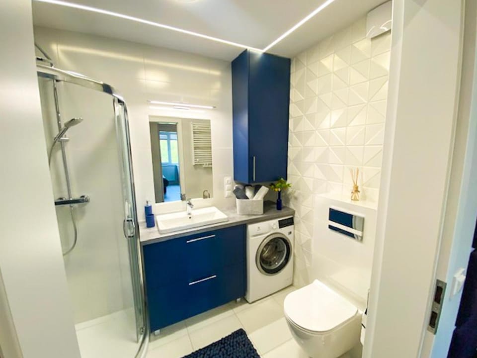 Shower, Toilet, Bathroom, towels, washing machine