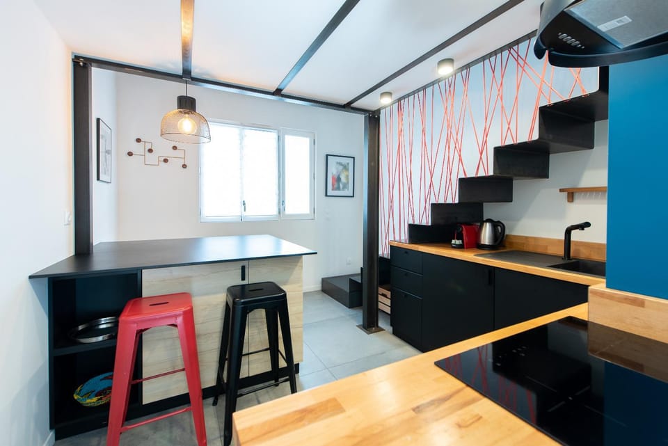 Coffee/tea facilities, Kitchen or kitchenette, Seating area, Dining area, microwave, stove