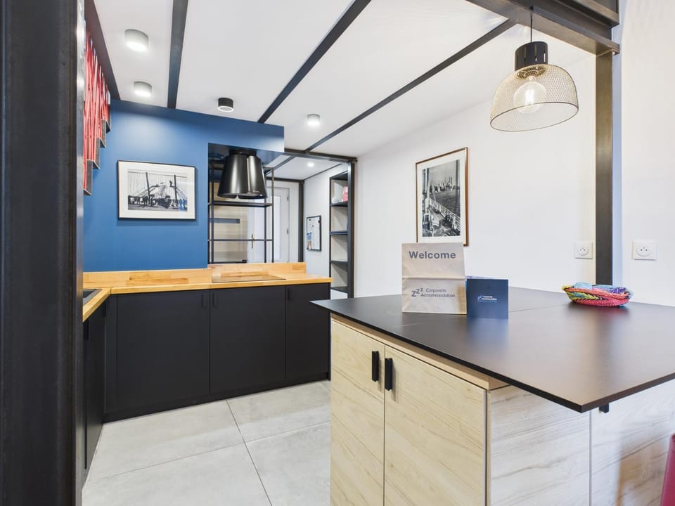 Kitchen or kitchenette, Seating area, Dining area, stove