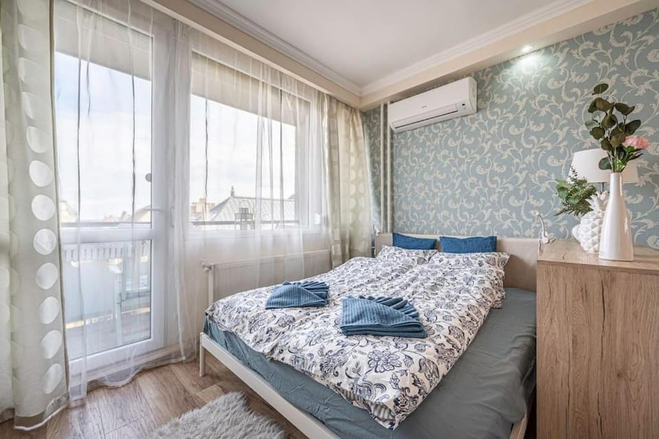Bed, towels