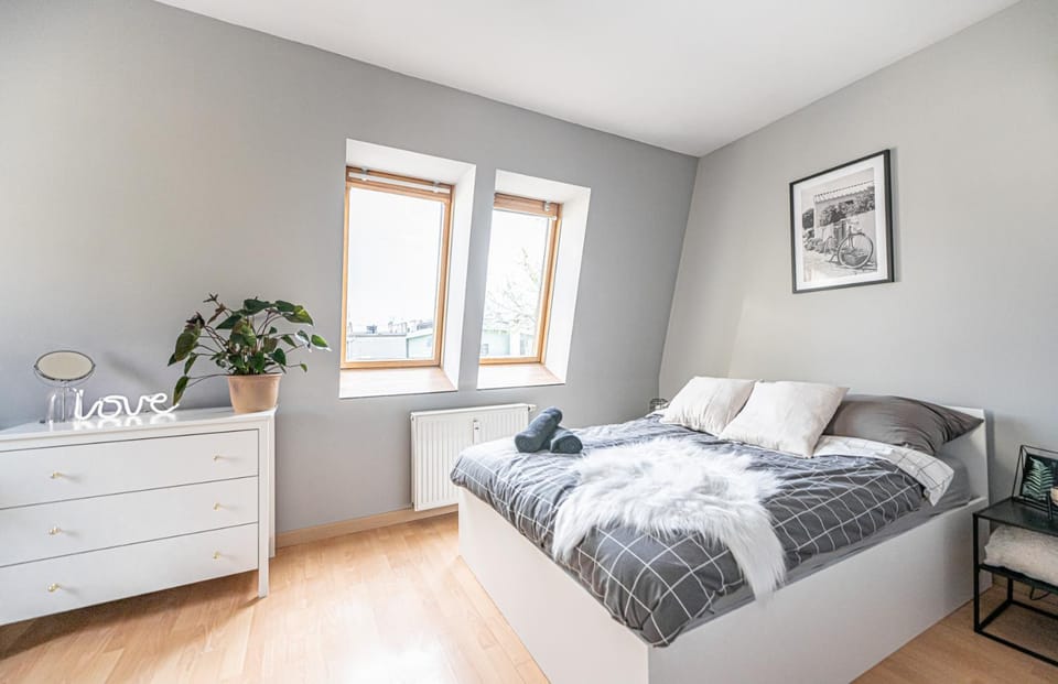 Bed, Photo of the whole room, Bedroom, towels