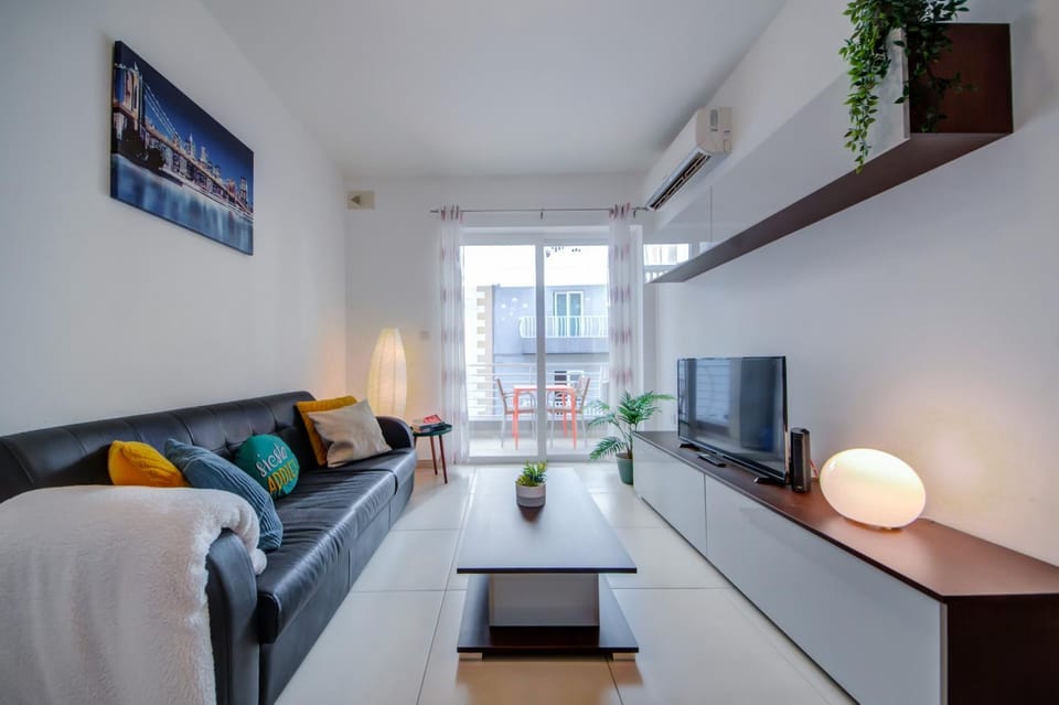 TV and multimedia, Living room, Seating area, Evening entertainment