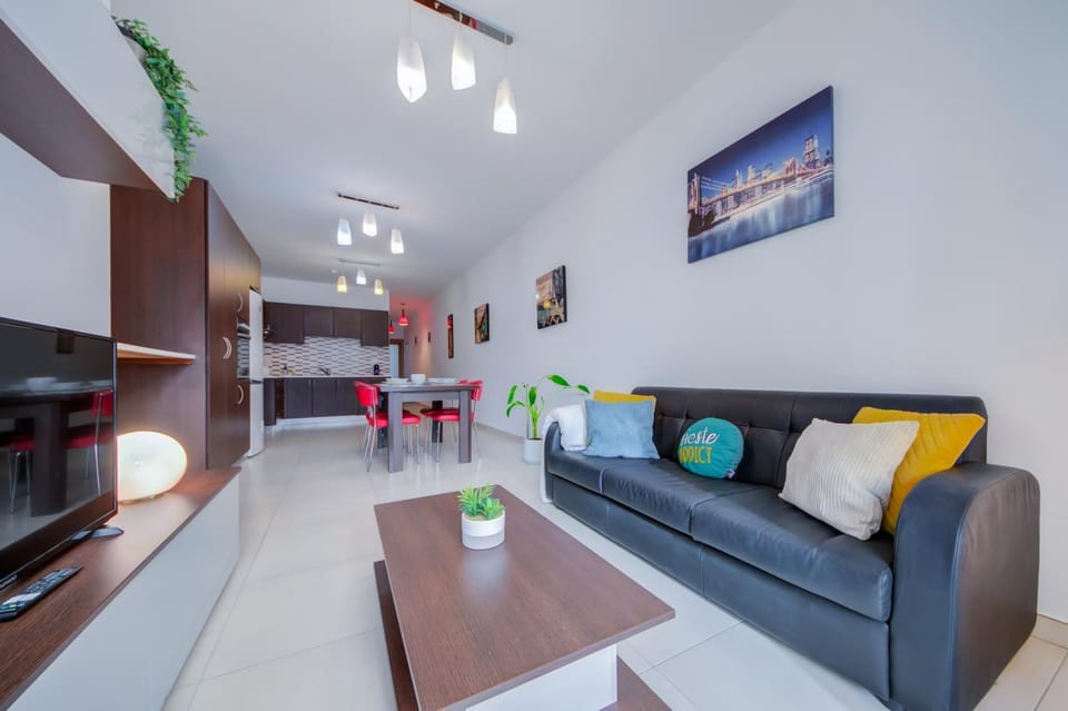 TV and multimedia, Kitchen or kitchenette, Living room, Seating area, Dining area