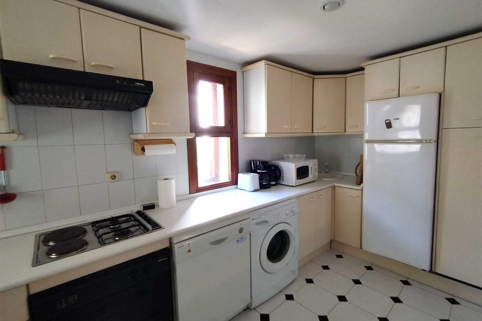 Kitchen or kitchenette, dishwasher, minibar, stove, toaster, washing machine