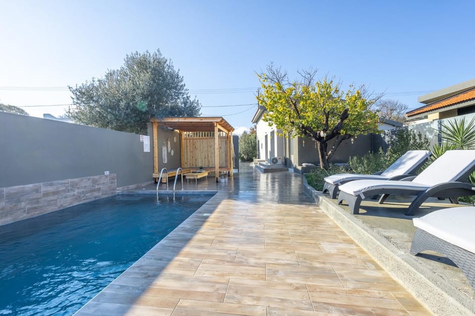 Property building, Swimming pool, sunbed