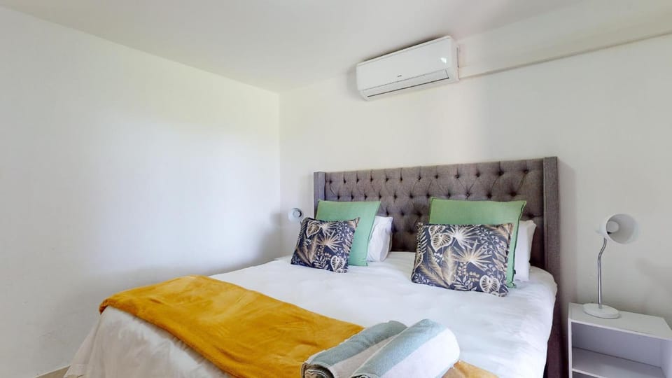 Bedroom, air conditioner