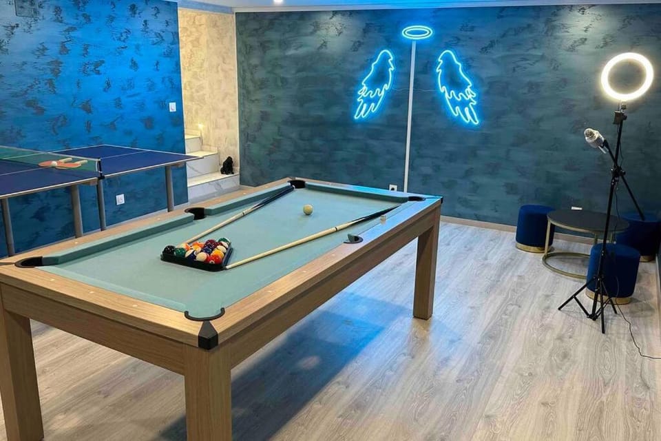 Billiard, Game Room