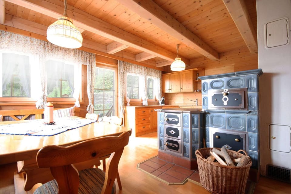 Kitchen or kitchenette, Dining area, pet friendly, stove