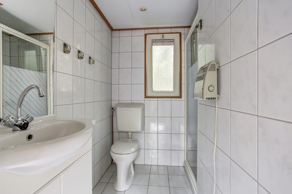 Shower, Toilet