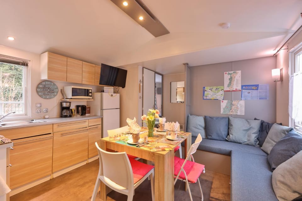 TV and multimedia, Coffee/tea facilities, Seating area, Dining area, stove, toaster, kitchen