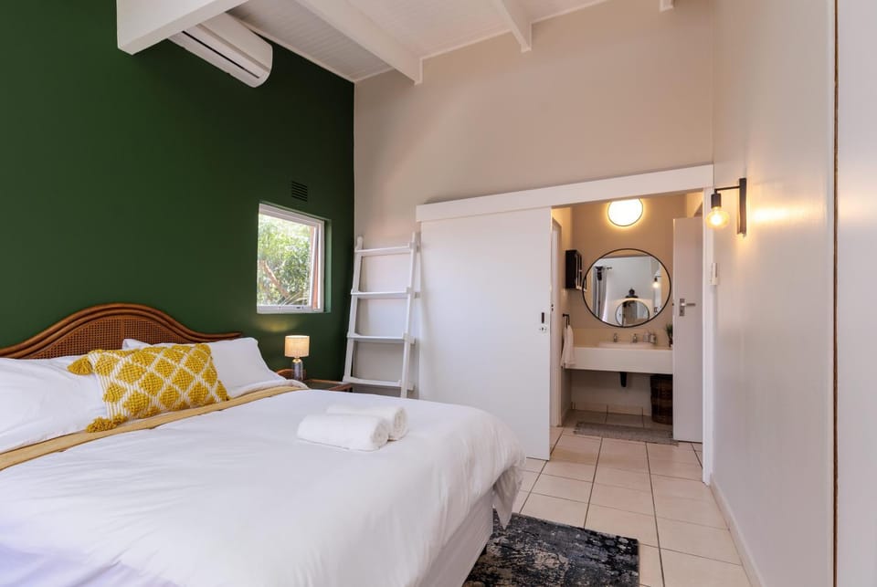 Bed, Bedroom, towels, air conditioner