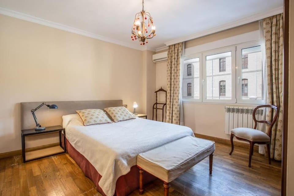Centrico y espacioso. Parking gratuito. Apartment in Granada