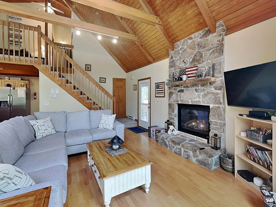 TV and multimedia, Living room, Seating area, fireplace, furniture