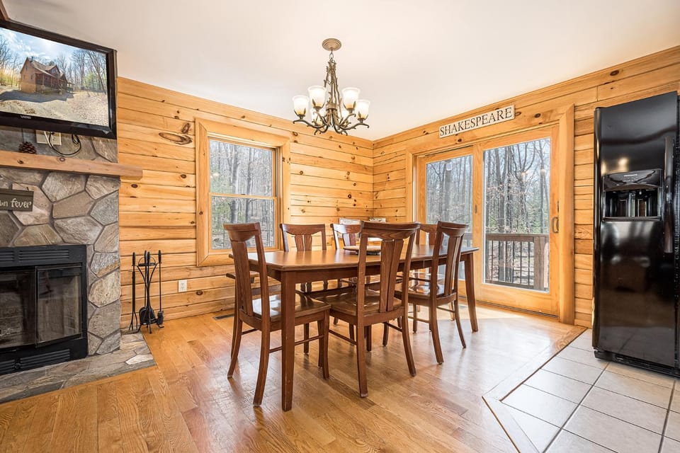 TV and multimedia, Dining area, Garden view, fireplace, furniture