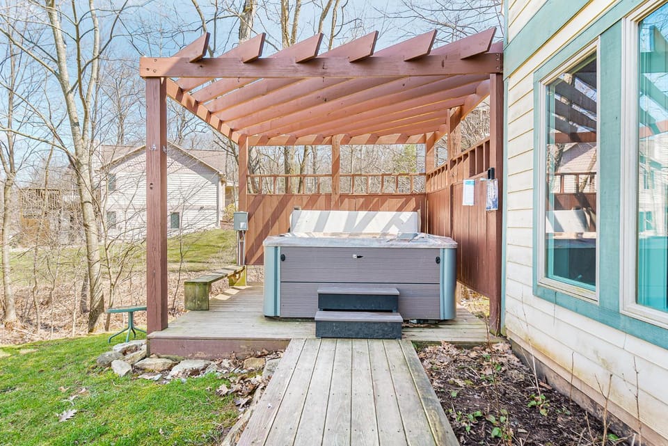Patio, Neighbourhood, Natural landscape, Hot Tub, Garden view