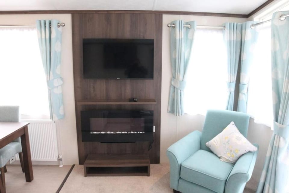Countryside Holiday Park by the River nr Canterbury (Pet-Friendly) Chalet in Dover District