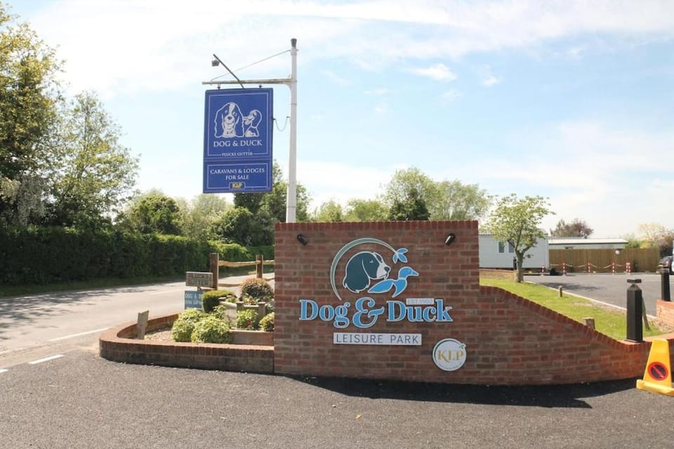 Countryside Holiday Park by the River nr Canterbury (Pet-Friendly) Chalet in Dover District