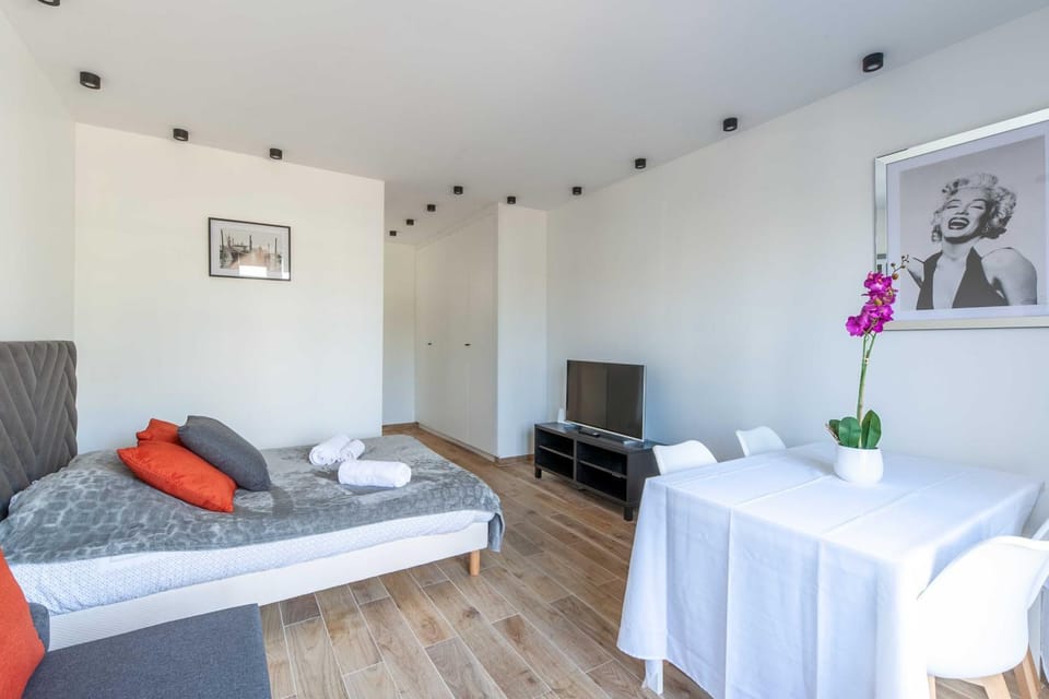 Studio sleeps 4 with terrace, 500m Place Morny Apartment in Deauville