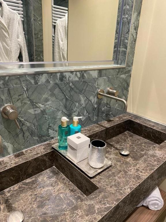 Shower, Bathroom, towels