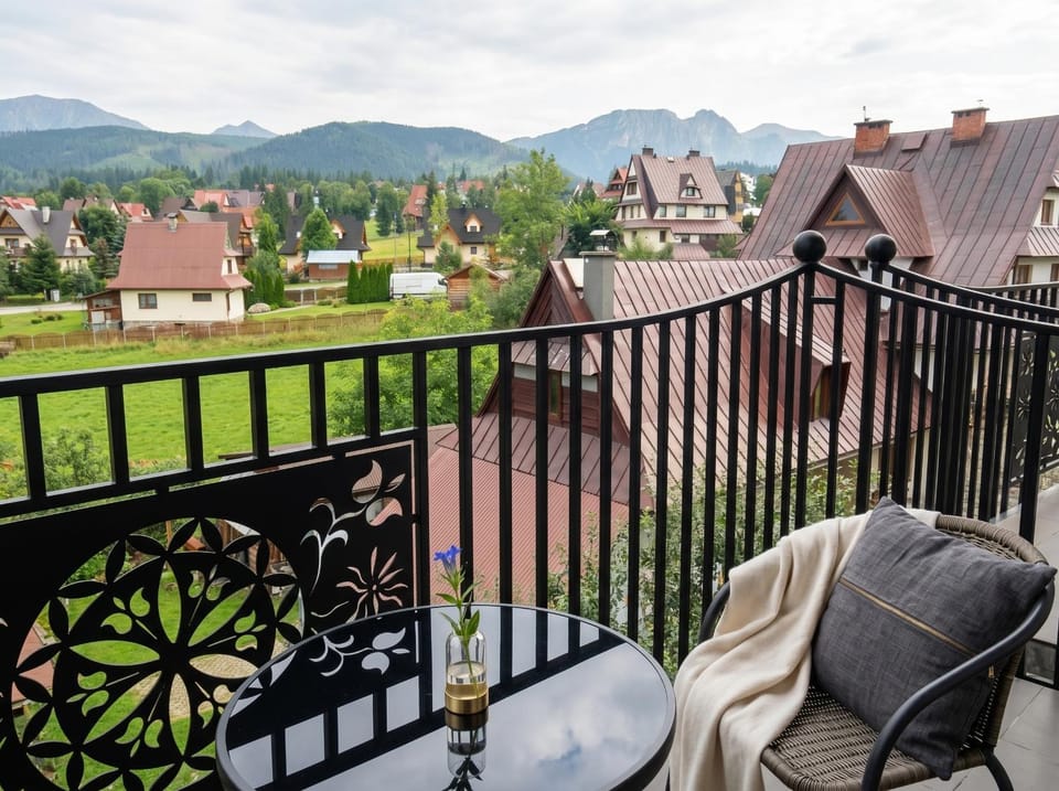 Property building, Patio, Day, Natural landscape, View (from property/room), Balcony/Terrace, Dining area, Mountain view