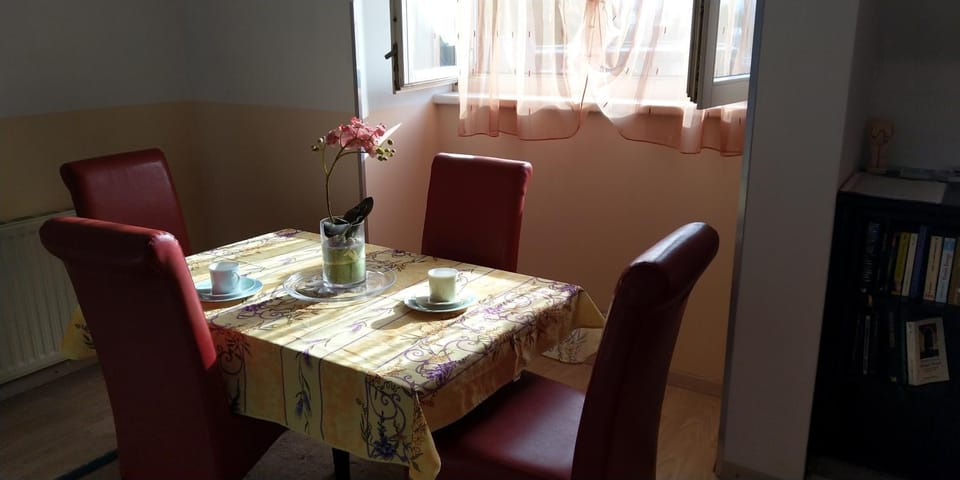 Seating area, Dining area