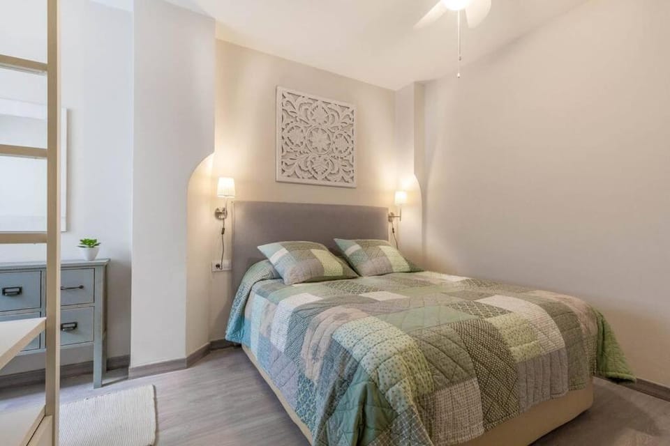 Bed, Photo of the whole room, Decorative detail, Bedroom