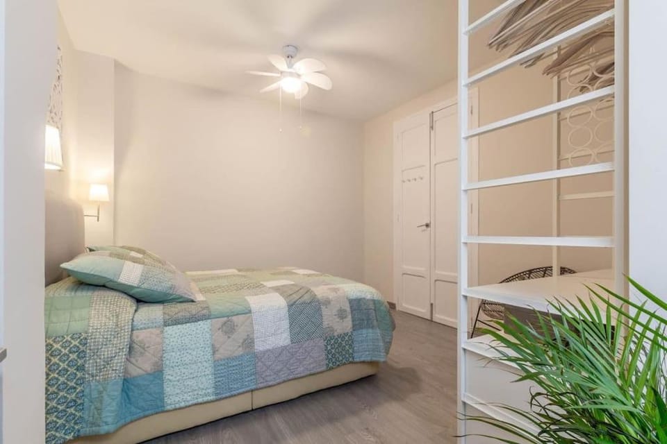 Bed, Photo of the whole room, Bedroom, fireplace, wardrobe