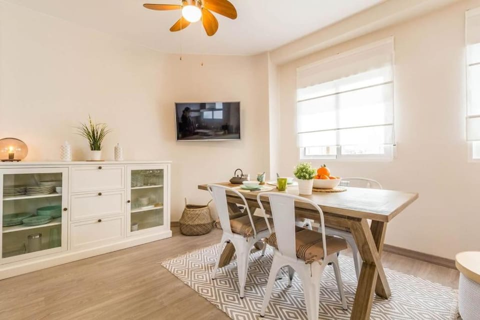 TV and multimedia, Seating area, Dining area, fireplace, hair dresser