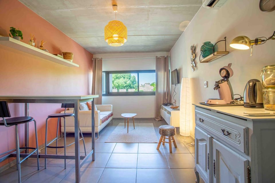 TV and multimedia, Coffee/tea facilities, Living room, Seating area, Dining area