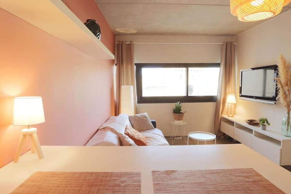 Communal lounge/ TV room, TV and multimedia, Living room, Seating area, hair dresser