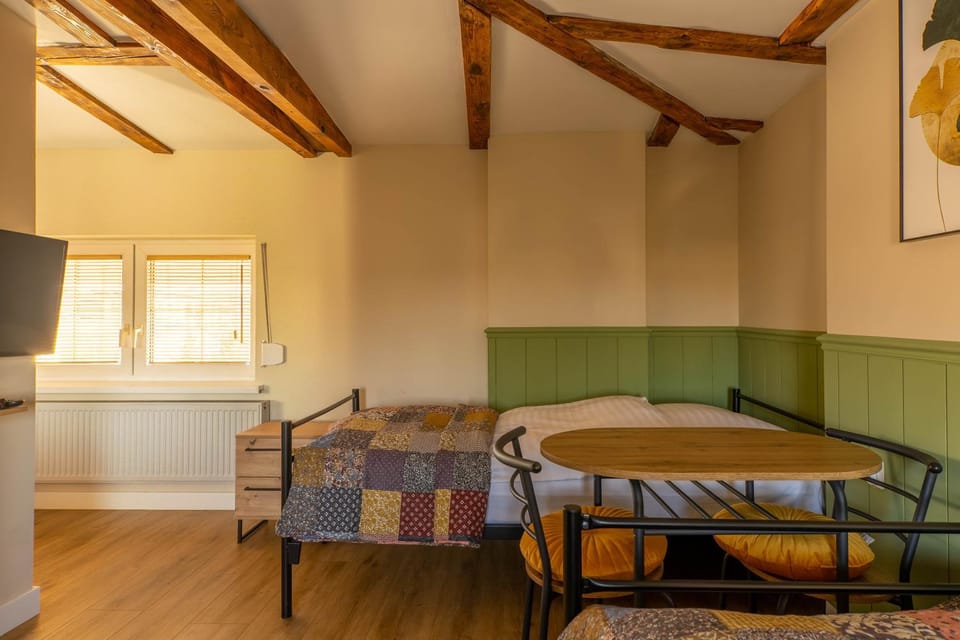 Bed, Photo of the whole room, Dining area, Bedroom