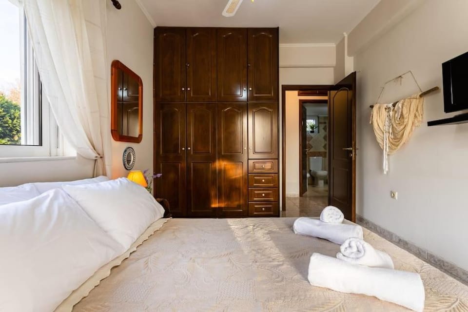 Bed, TV and multimedia, Photo of the whole room, Bedroom, towels, wardrobe, air conditioner