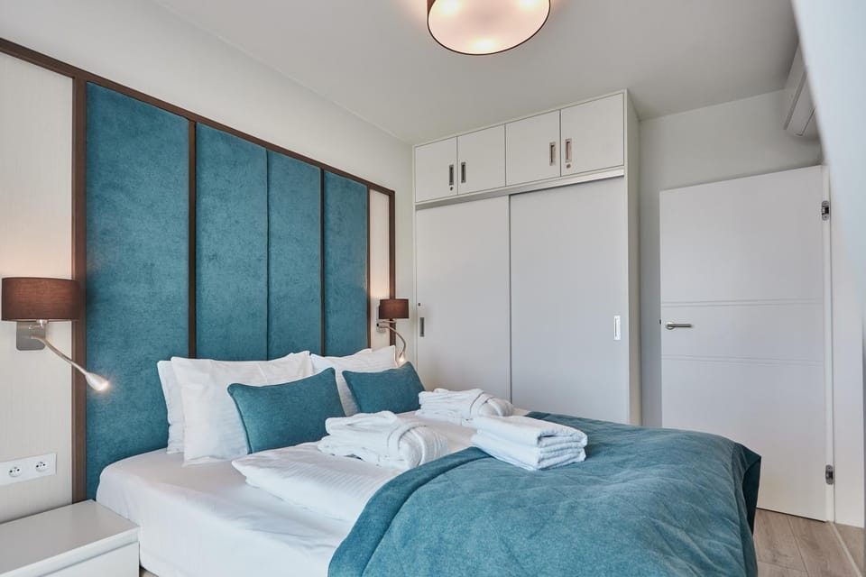 Bed, Bedroom, towels