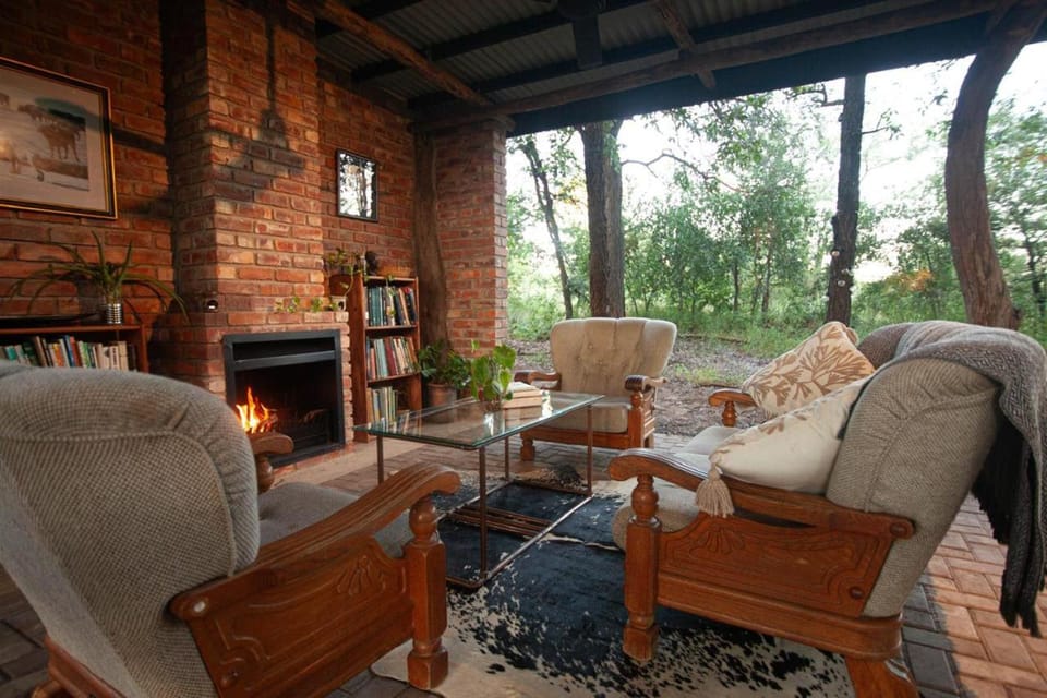 Lounge or bar, fireplace