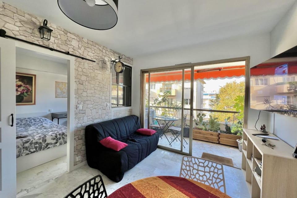Bright 31m2 flowered terrace near Croisette Apartment in Cannes