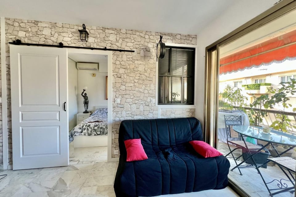 Bright 31m2 flowered terrace near Croisette Apartment in Cannes